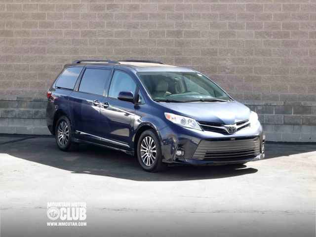 2018 Toyota Sienna XLE FWD photo