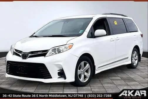 2018 Toyota Sienna LE FWD photo